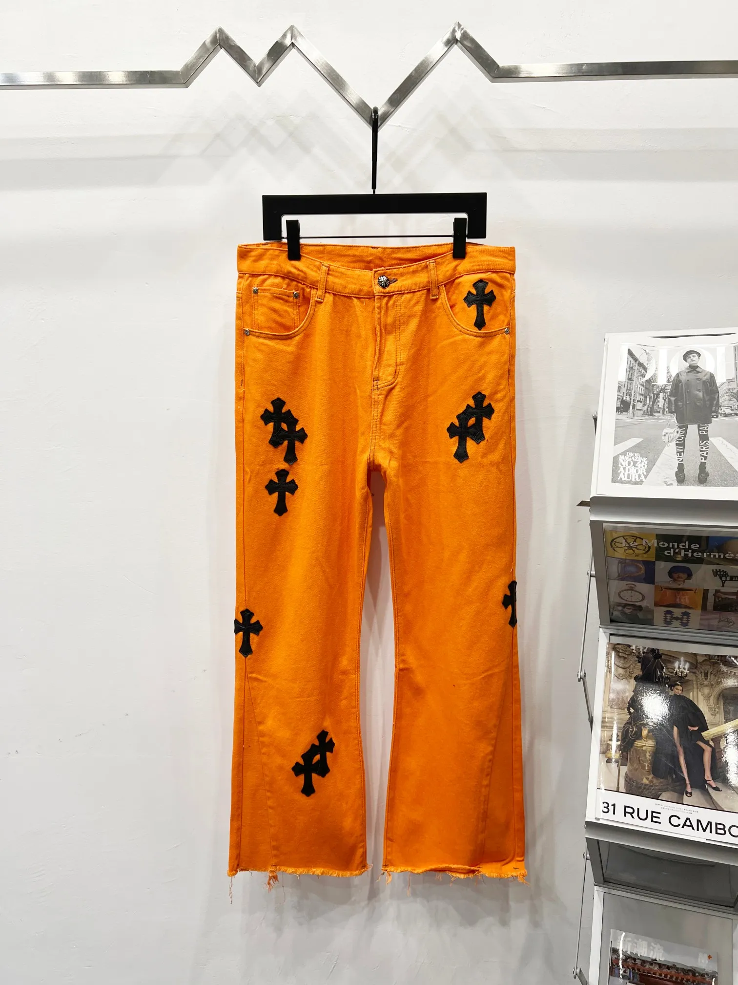 P220 style number: (K560) ChromeHeart & Chrome Heart Same style as Yang and Su Extinct Virgil co-branded flare jeans Original hardware accessories washed and other elevators, QR code analysis are all purchased from the original factory, high degree of restoration, welcome to compare with a certain product ~ Three-dimensional version Loose and comfortable, not picky about the figure Appear tall and slim Large factory Seiko Original factory quality control Same style for men and women Can be matched with couples Versatile recommendation Necessary jeans for all seasons Hipsters have been disappointed From the quality selection of fabrics, the tailoring of details, and the matching of patterns, everything is impeccable! The upper body is so handsome when worn...it can be easily worn by men, women and children! The craftsmanship is made of heavy-duty washed pure cotton denim fabric. After washing, it is soft and thick and looks very stylish when worn. Size: 30-32-34-36 Color: Orange
